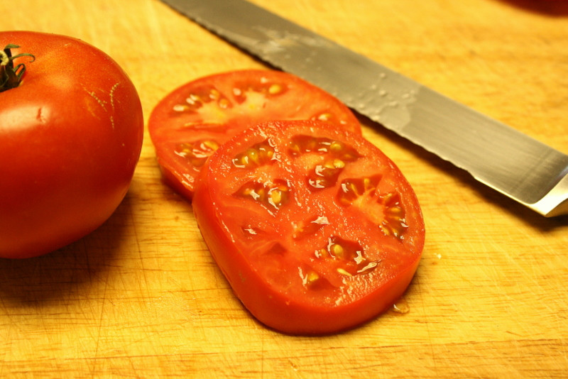 alt text: Đắp cà chua lát mỏng trị nám