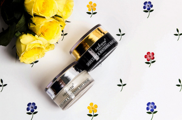 alt text:  Phụ nữ tươi tắn với làn da khỏe mạnh