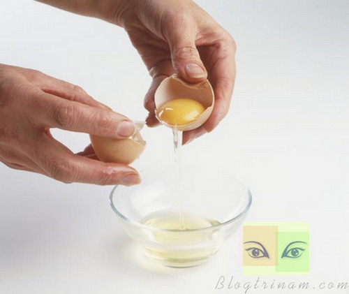 Đắp mặt nạ trứng gà