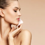 Khăn giấy ướt tẩy trang – Bí kíp làm sạch lớp trang điểm nhanh chóng, tiện lợi