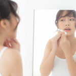 Dùng khăn giấy thay bông tẩy trang có an toàn không?