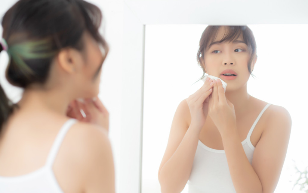 Khăn giấy và bông tẩy trang