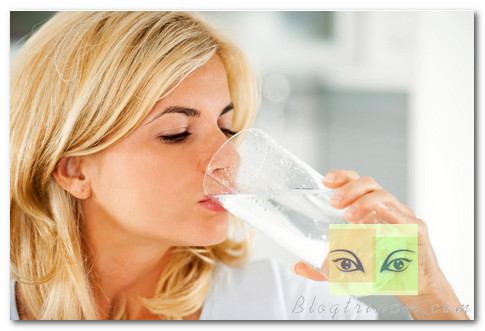 Uống nước đầy đủ giúp ngăn ngừa nám da